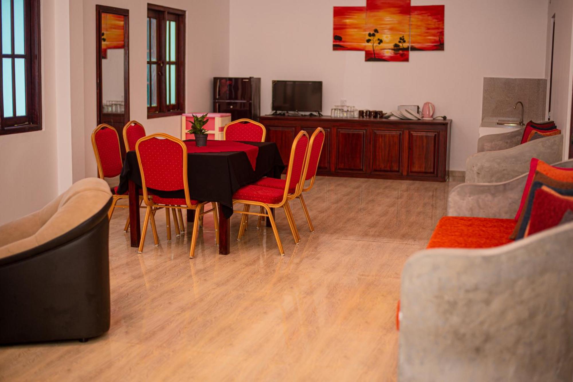Sundowners Guesthouse Хиккадува Экстерьер фото