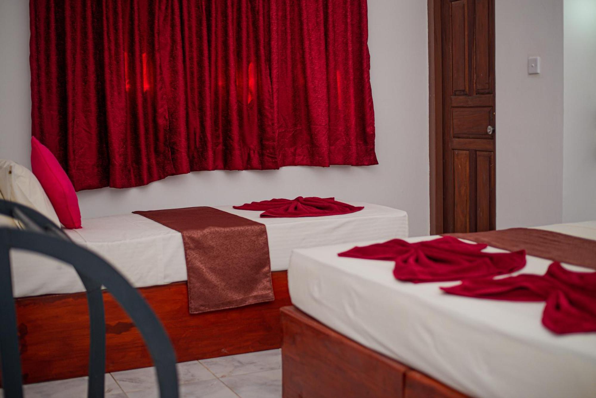 Sundowners Guesthouse Хиккадува Номер фото