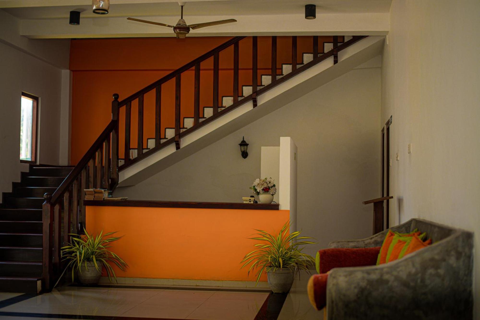 Sundowners Guesthouse Хиккадува Экстерьер фото