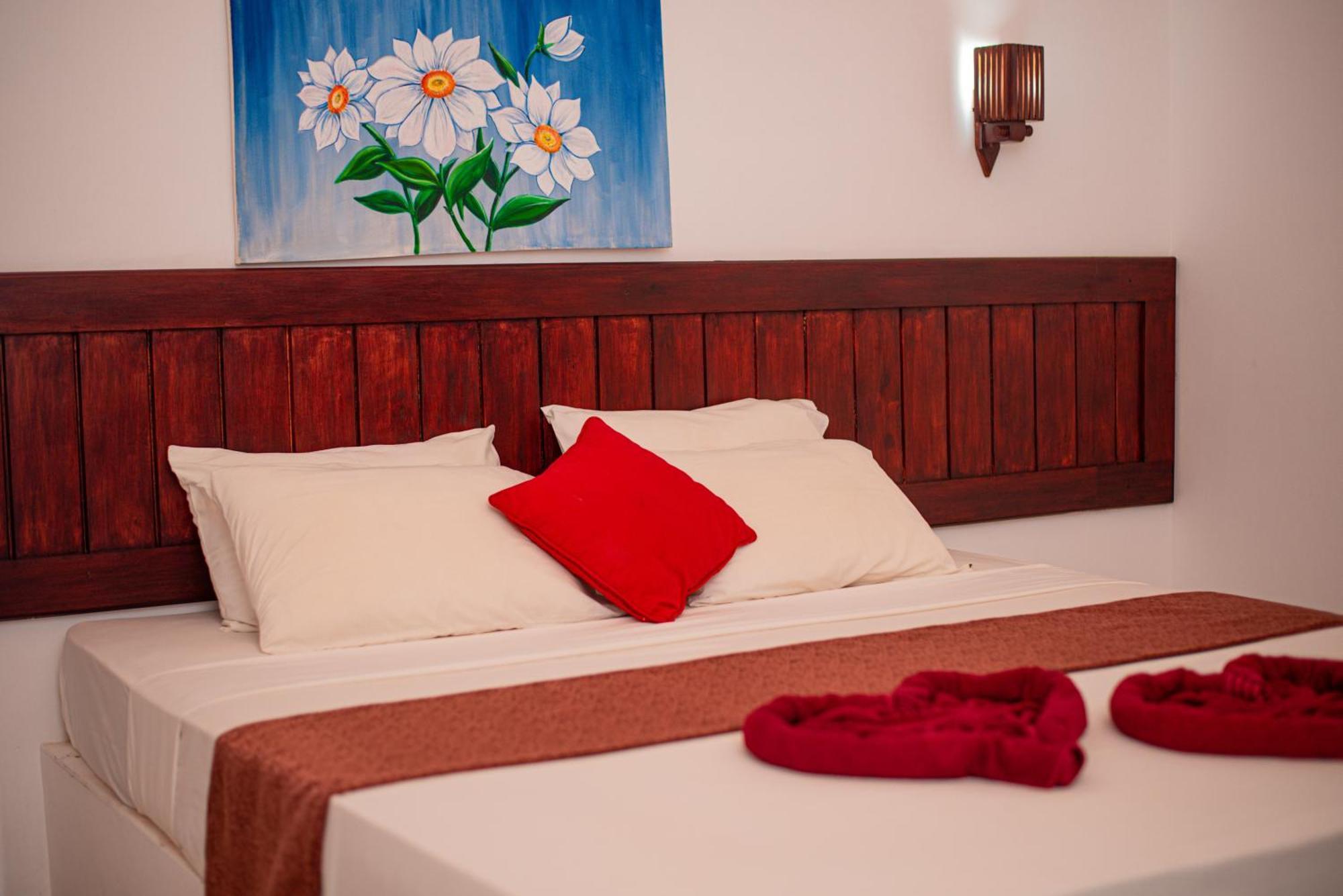 Sundowners Guesthouse Хиккадува Экстерьер фото