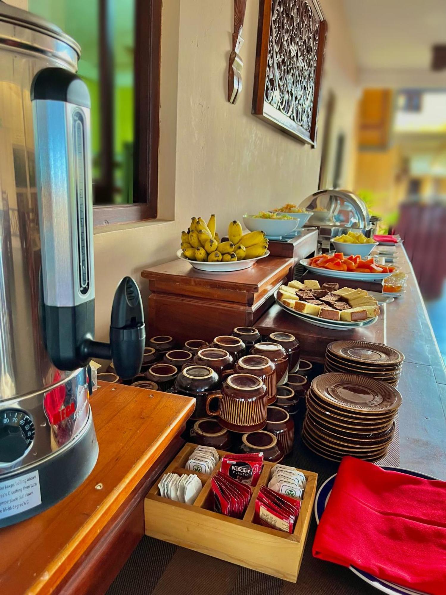 Sundowners Guesthouse Хиккадува Экстерьер фото