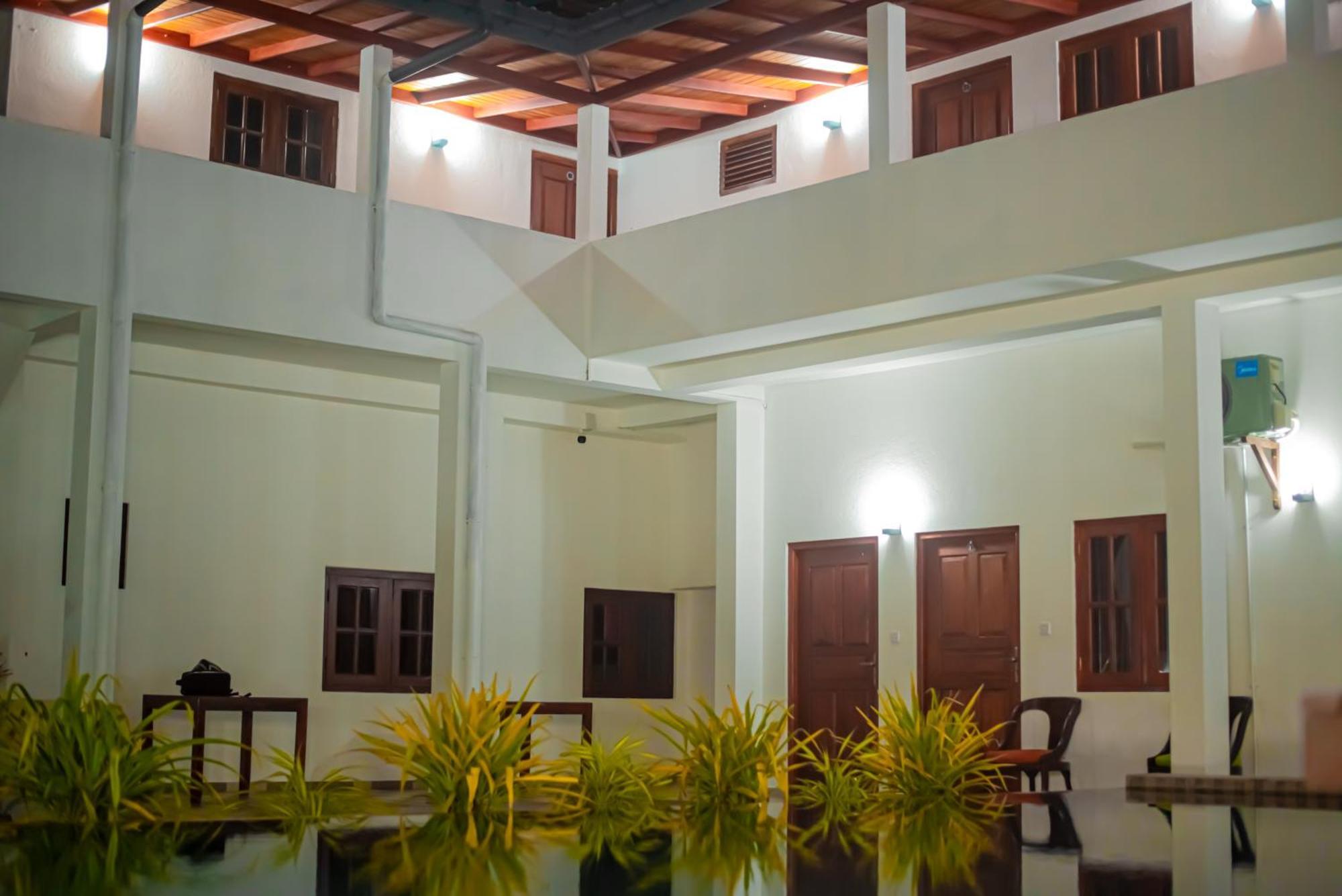 Sundowners Guesthouse Хиккадува Экстерьер фото