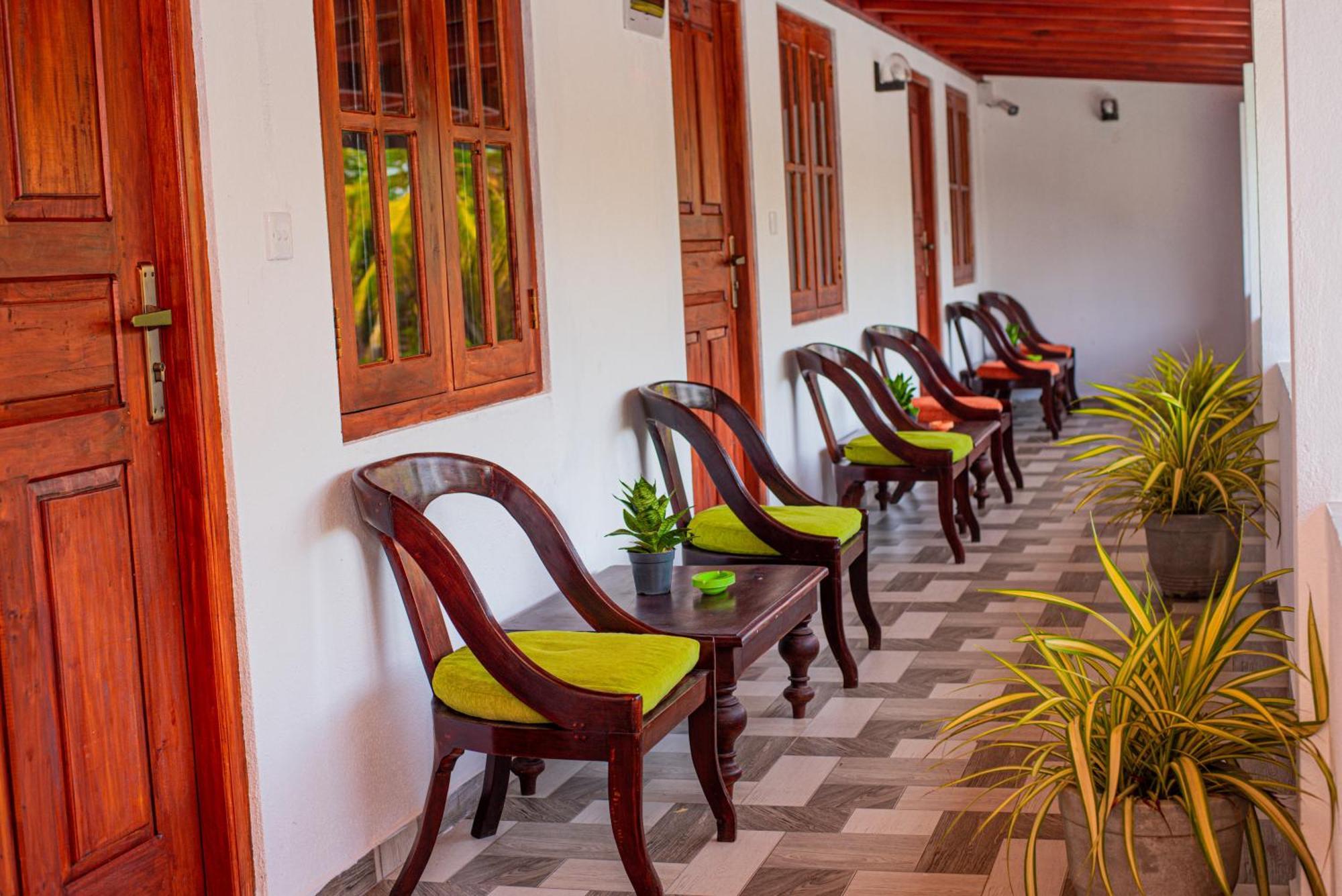 Sundowners Guesthouse Хиккадува Экстерьер фото
