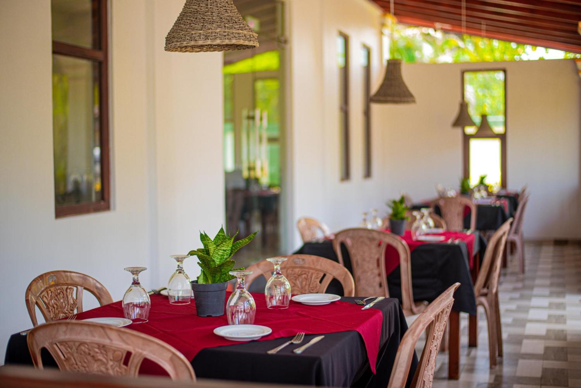 Sundowners Guesthouse Хиккадува Экстерьер фото