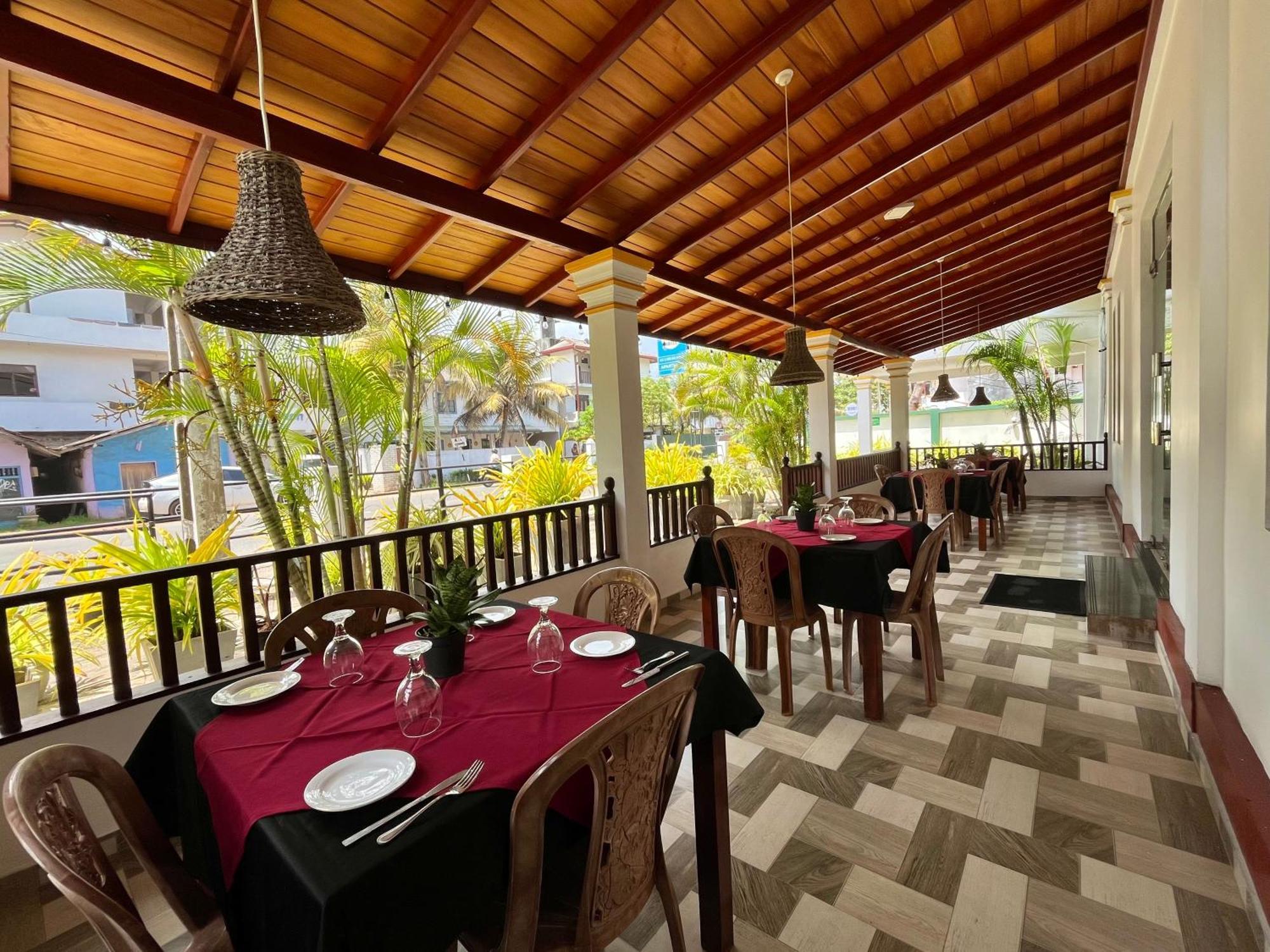Sundowners Guesthouse Хиккадува Экстерьер фото