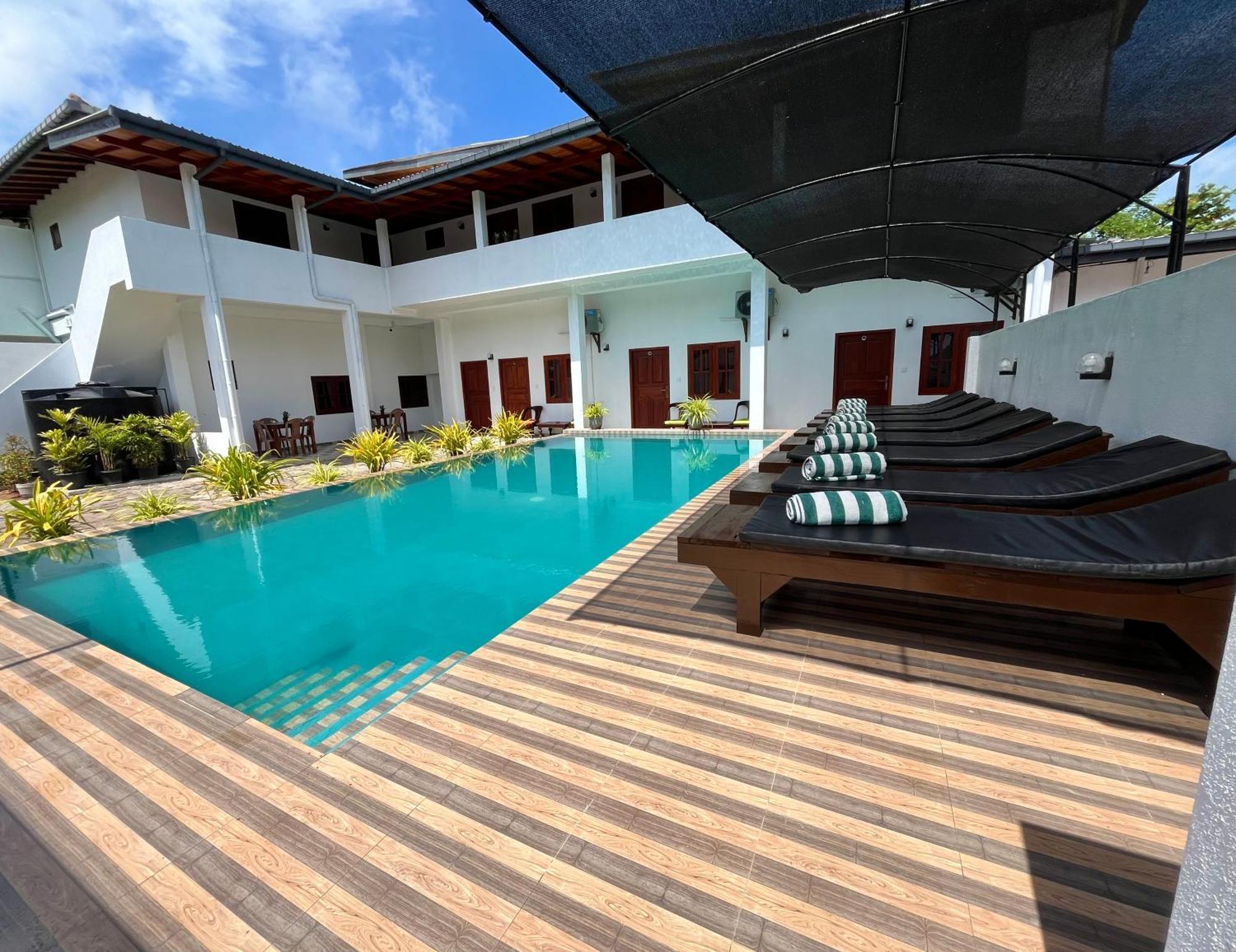 Sundowners Guesthouse Хиккадува Экстерьер фото