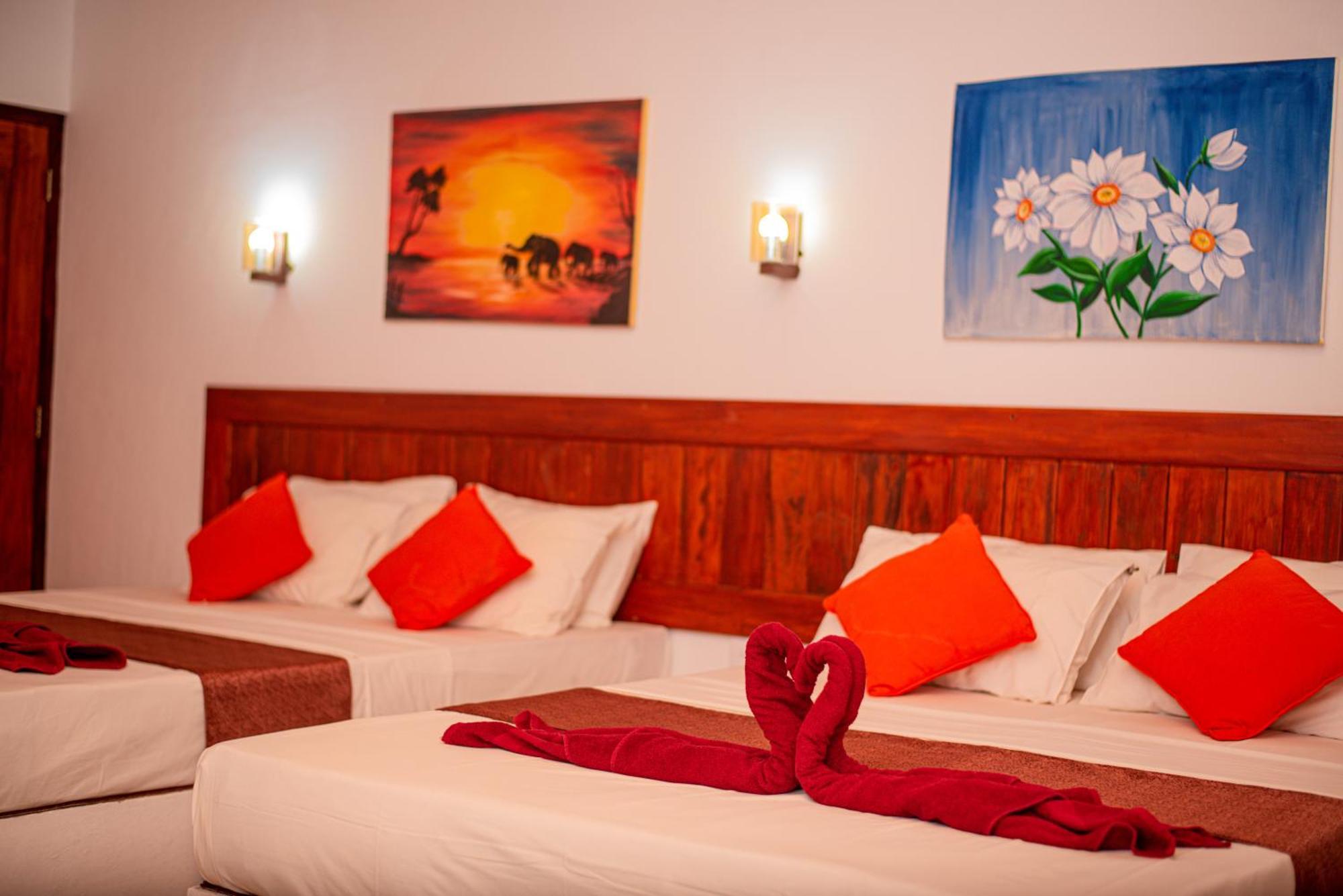 Sundowners Guesthouse Хиккадува Экстерьер фото