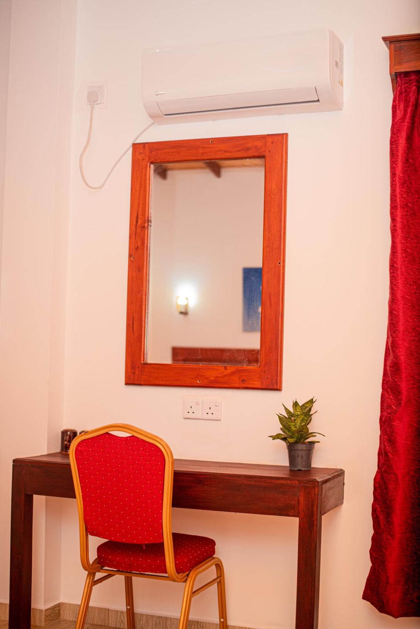 Sundowners Guesthouse Хиккадува Экстерьер фото