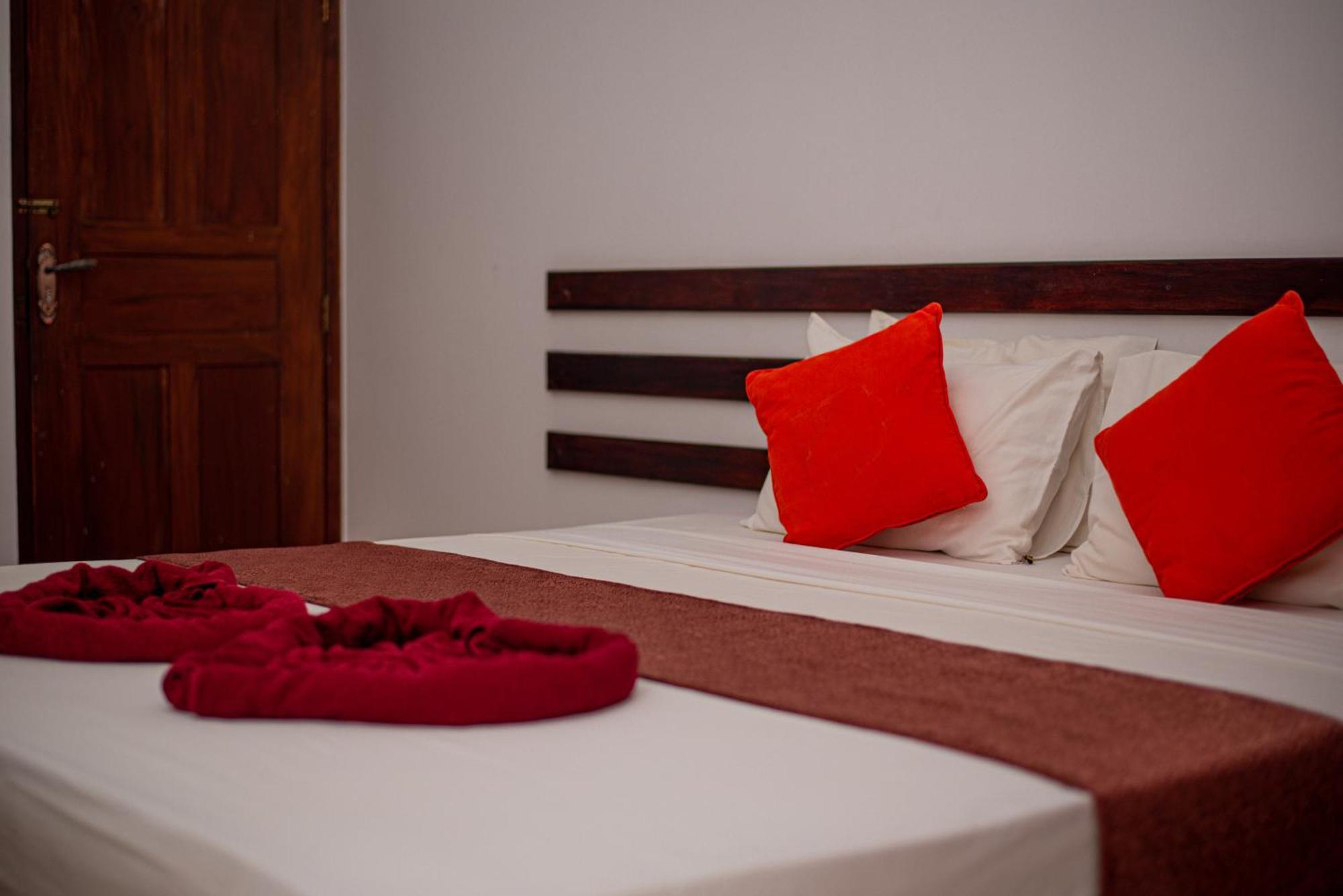 Sundowners Guesthouse Хиккадува Номер фото