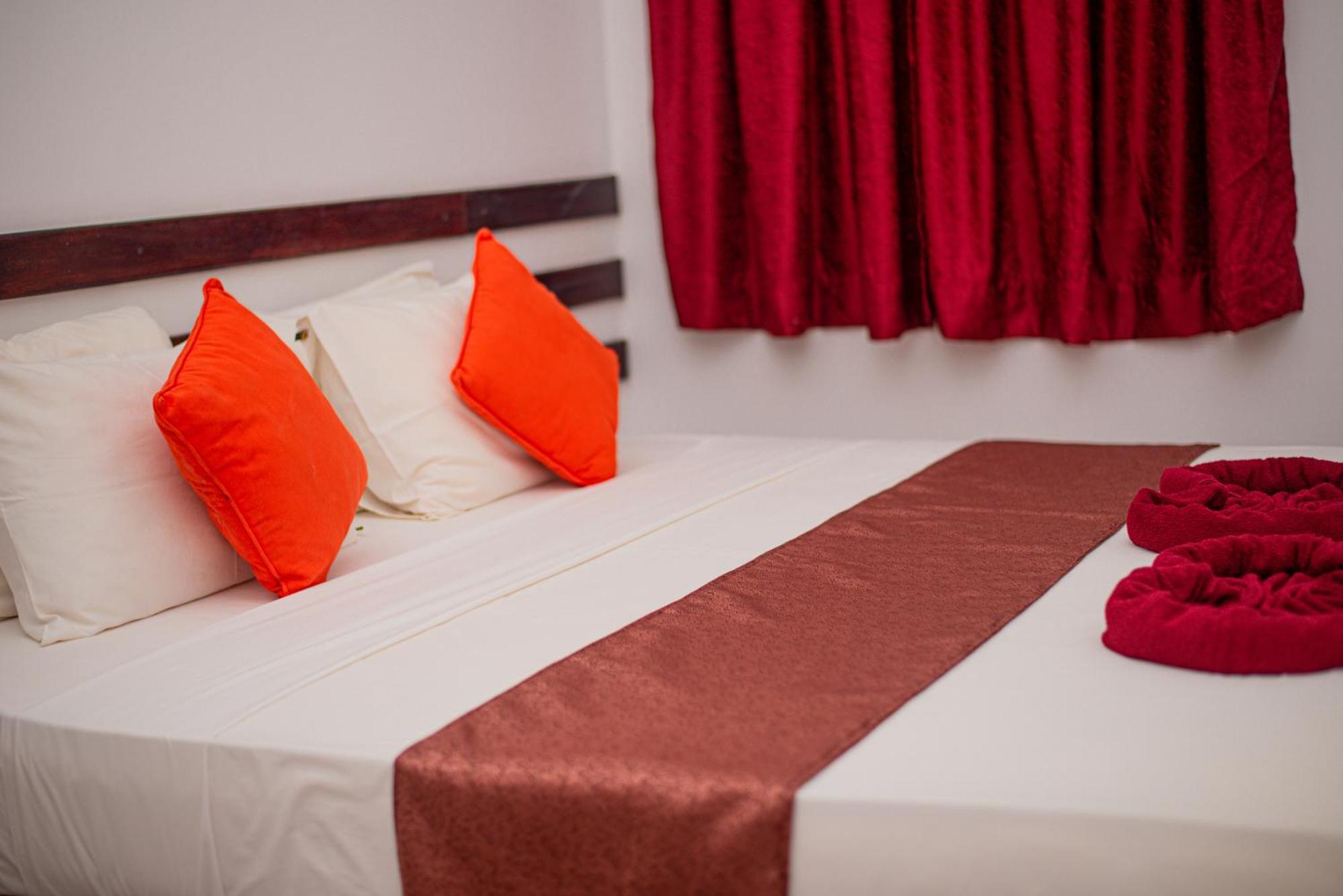 Sundowners Guesthouse Хиккадува Номер фото